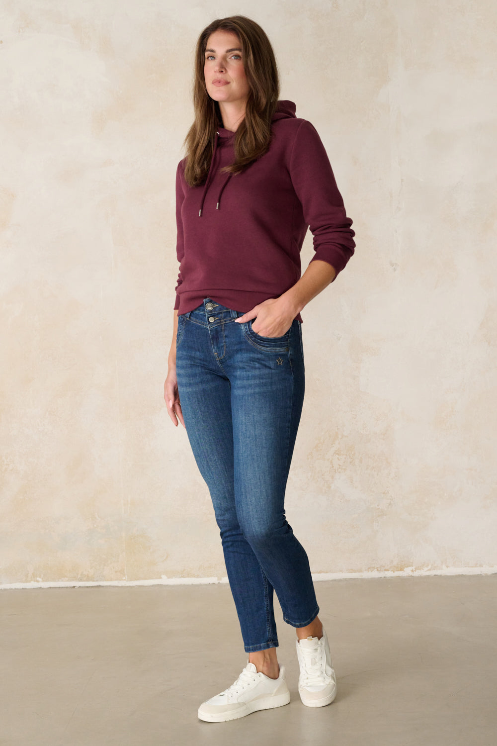 Merle Slim Fit Jeans – Maronenblau & Soft Denim, mittlere Leibhöhe