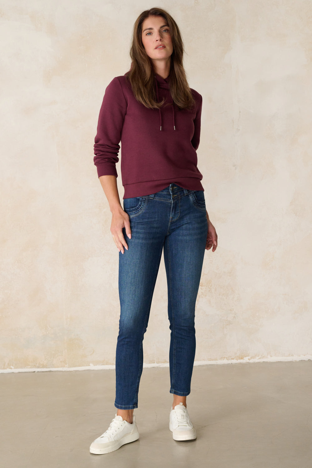 Merle Slim Fit Jeans – Maronenblau & Soft Denim, mittlere Leibhöhe