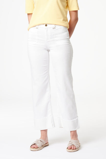 Clara Flared Blickweiß L32 - Weiche Stretch-Hose mit ausgestelltem Bein, hohem Bund, femininer Silhouette, bequemem Sitz, aufgesetzten Taschen und blickdichtem Material.