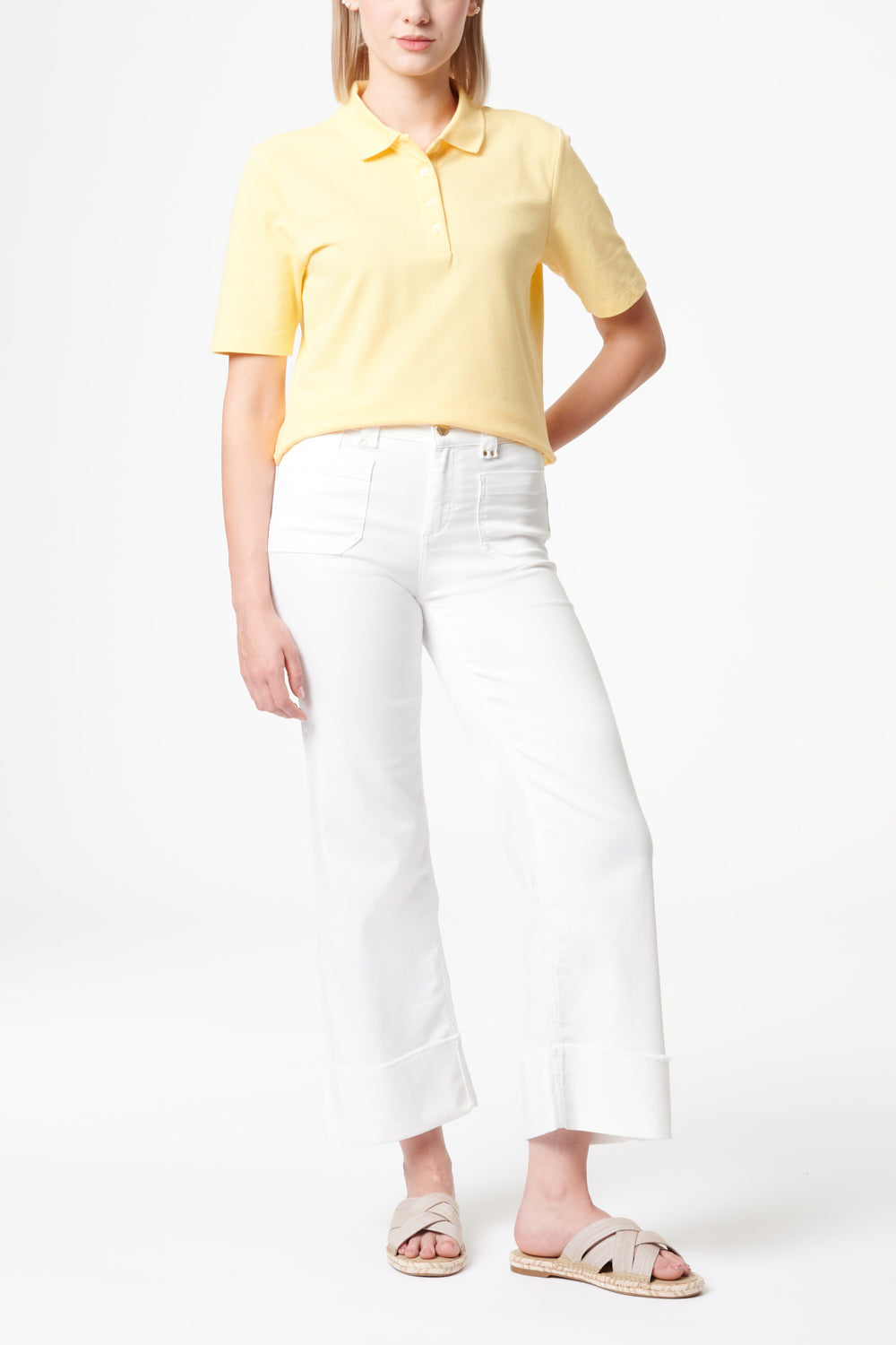 Clara Flared Blickweiß L32 - Weiche Stretch-Hose mit ausgestelltem Bein, hohem Bund, femininer Silhouette, bequemem Sitz, aufgesetzten Taschen und blickdichtem Material.