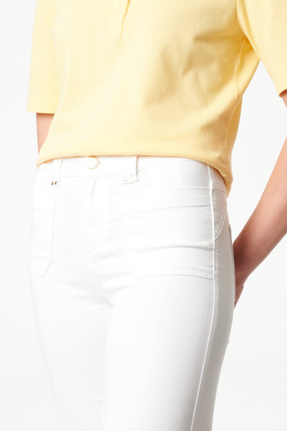 Clara Flared Blickweiß L32 - Weiche Stretch-Hose mit ausgestelltem Bein, hohem Bund, femininer Silhouette, bequemem Sitz, aufgesetzten Taschen und blickdichtem Material.