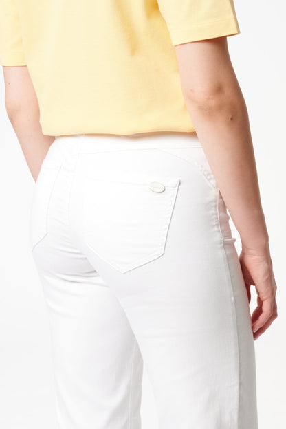 Clara Flared Blickweiß L32 - Weiche Stretch-Hose mit ausgestelltem Bein, hohem Bund, femininer Silhouette, bequemem Sitz, aufgesetzten Taschen und blickdichtem Material.