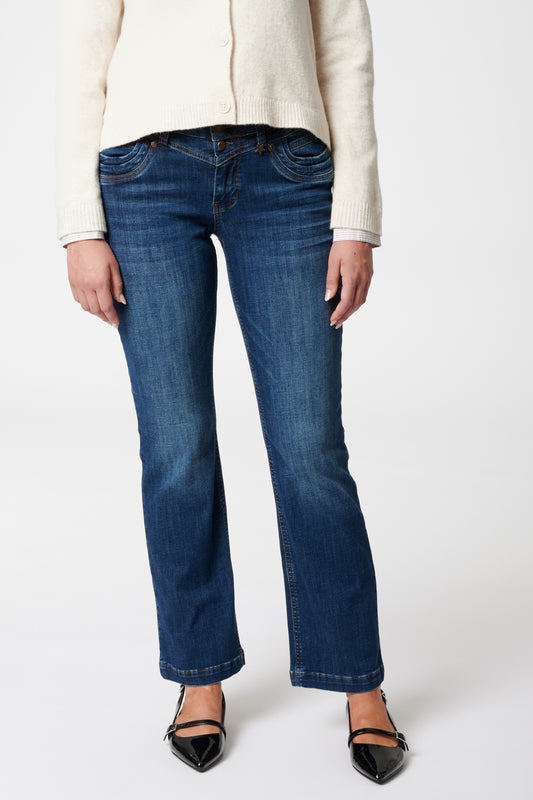 Merle – Straight Leg Jeans in Donaublau mit mittlerer Leibhöhe