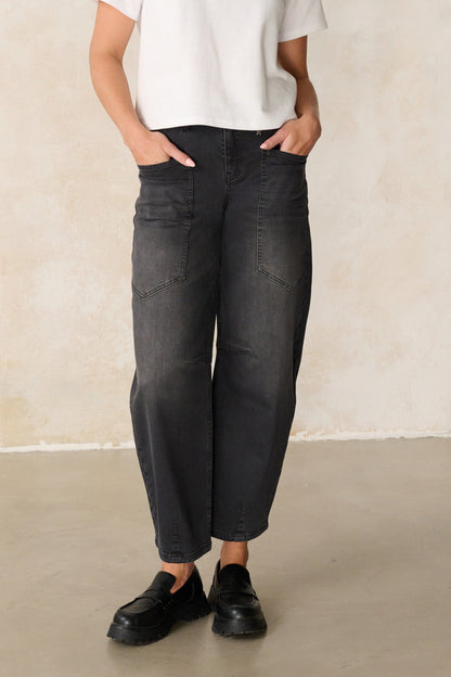 Serena – Barrel Jeans in Modellgrau mit hoher Leibhöhe