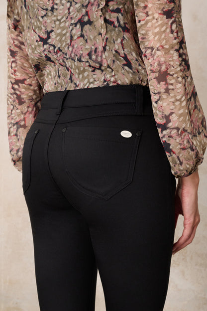 Merle Slim Fit Hose – Glasurschwarz & Techno Stretch, mittlere Leibhöhe