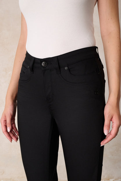Celina Straight Leg Hose – Glasurschwarz & Techno Stretch, hohe Leibhöhe