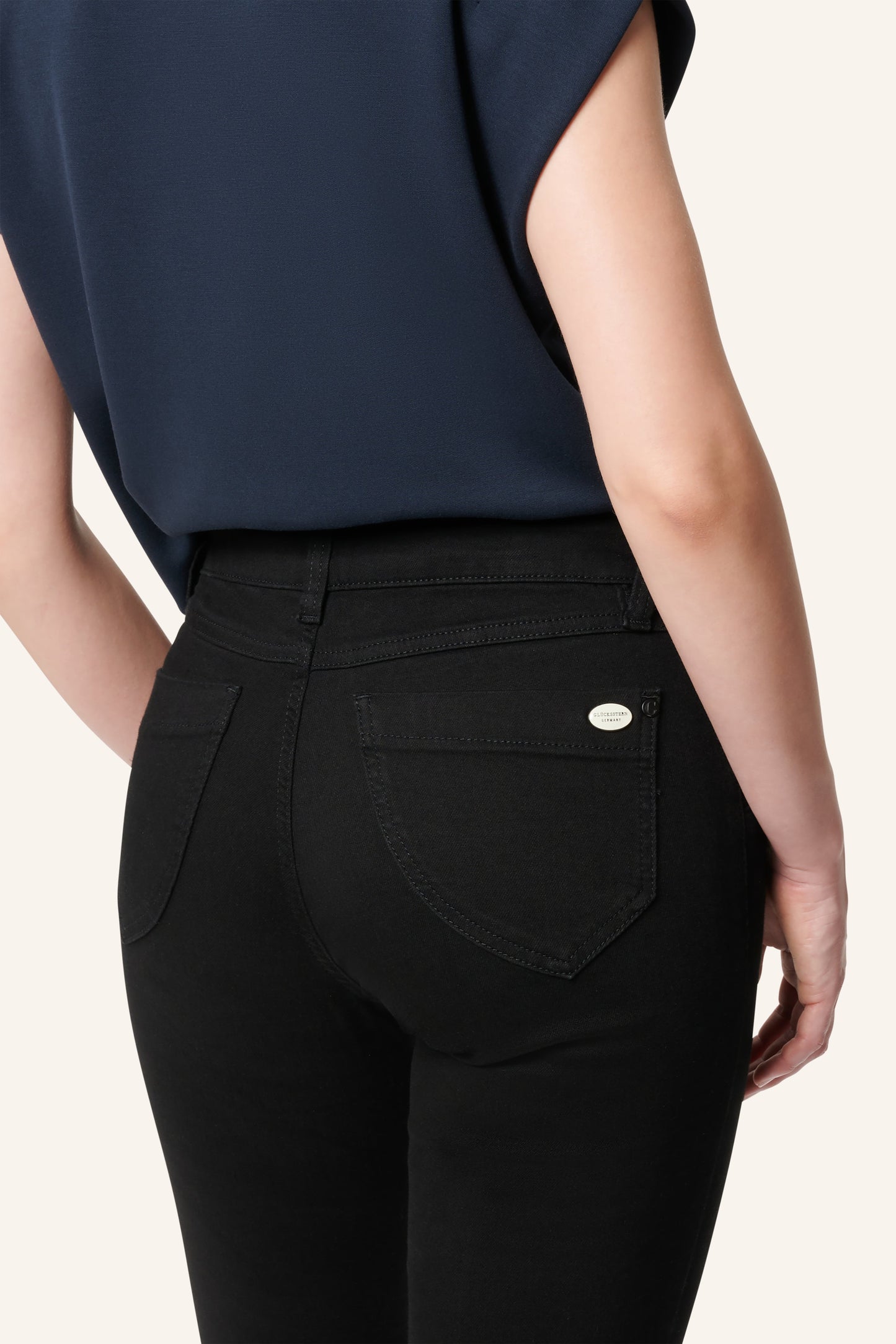 Merle Slim Fit Jeans – Mandelschwarz & Soft Denim, mittlere Leibhöhe