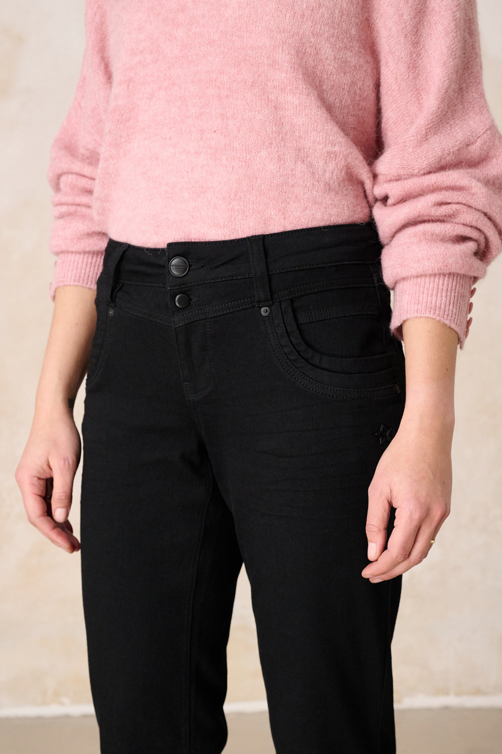Merle – Straight Leg Jeans in Mandelschwarz mit mittlerer Leibhöhe