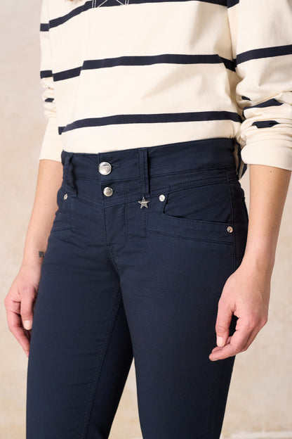 Merle – Slim Fit Hose in Royalblau mit mittlerer Leibhöhe