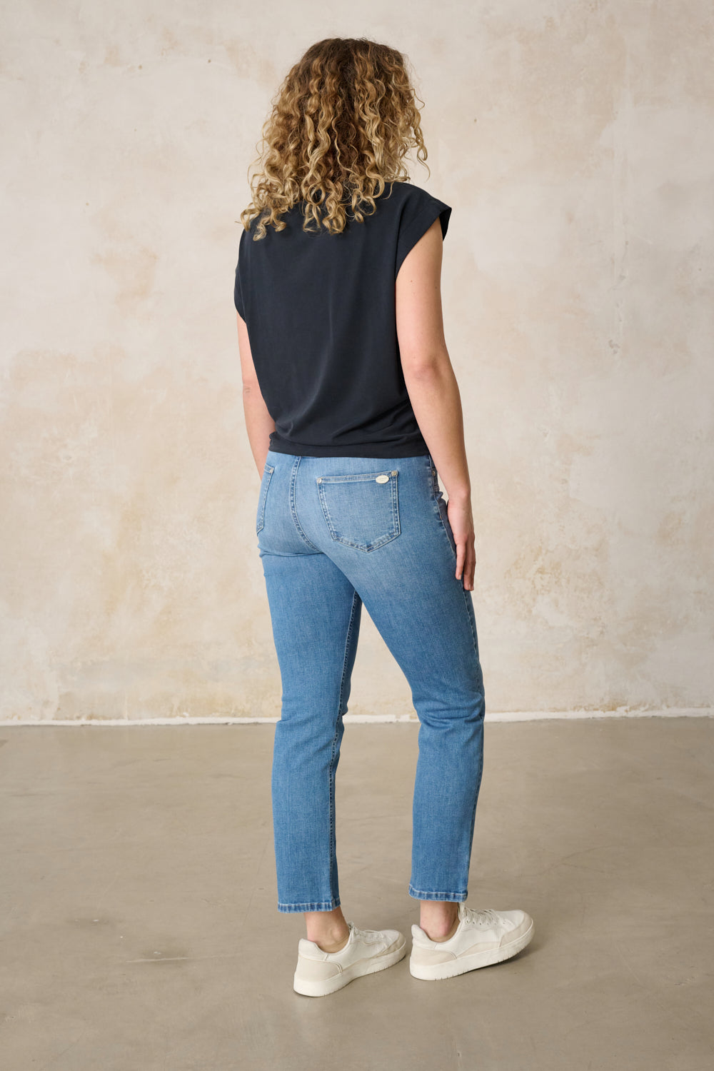 Tina Straight Leg Jeans – Holunderblau & Leichter Denim, hohe Leibhöhe