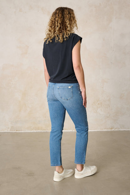 Tina Straight Leg Jeans – Holunderblau & Leichter Denim, hohe Leibhöhe