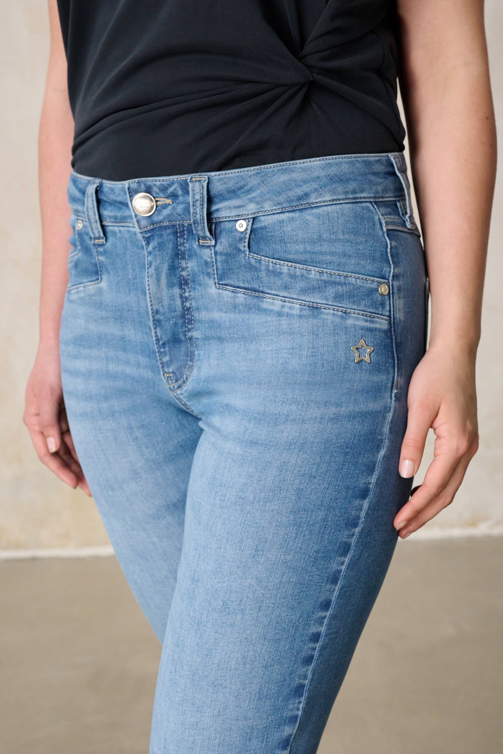 Tina Straight Leg Jeans – Holunderblau & Leichter Denim, hohe Leibhöhe
