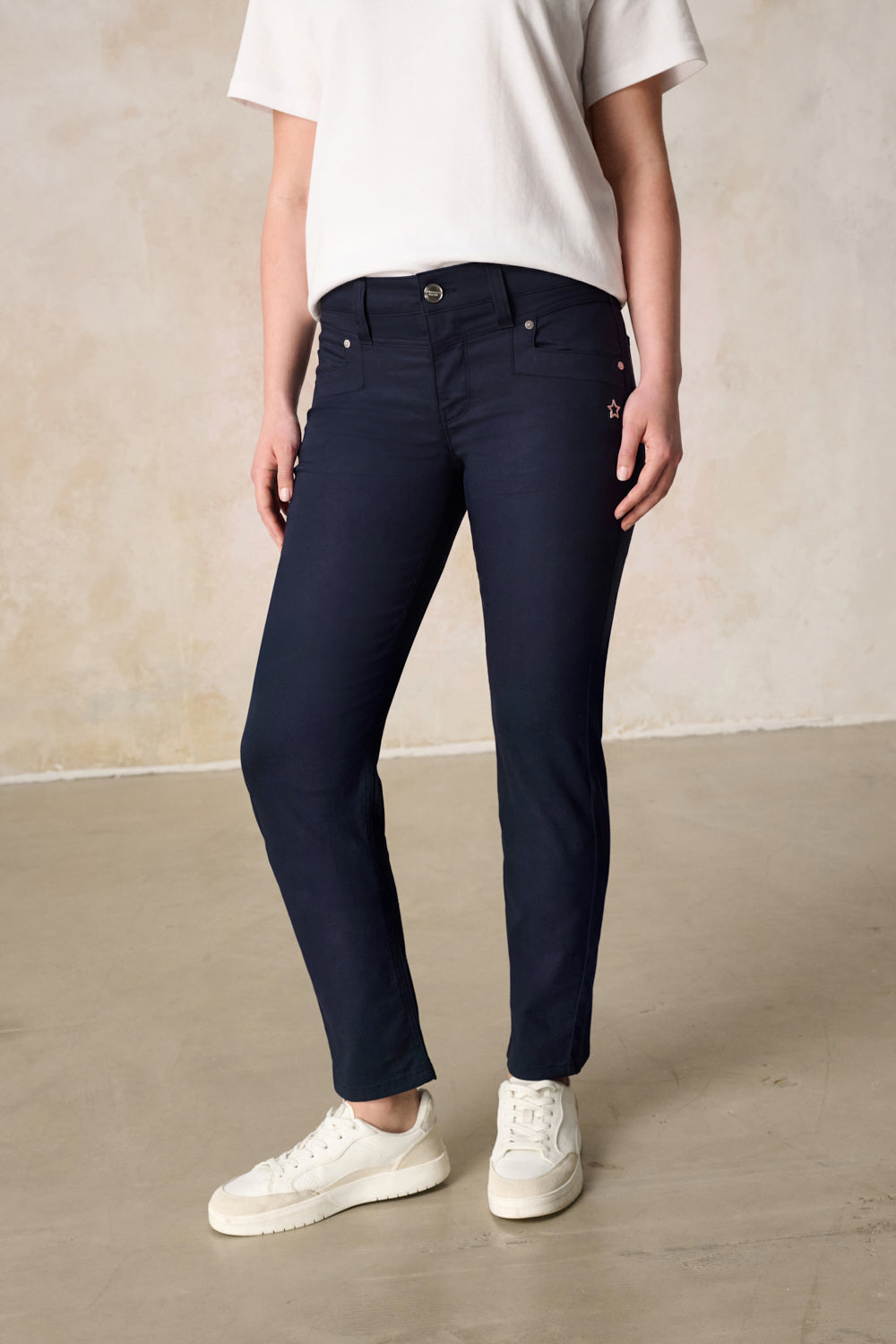 Merle Slim Fit Hose – Magdablau & Techno Stretch, mittlere Leibhöhe