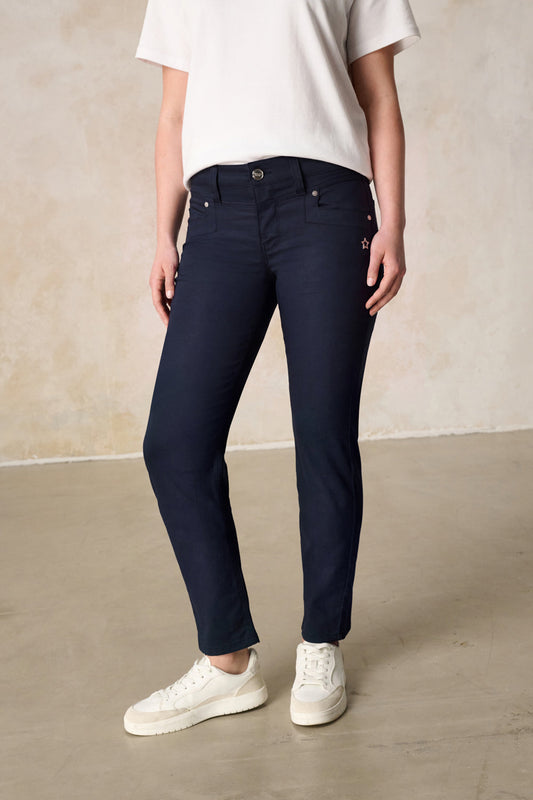 Merle Slim Fit Hose – Magdablau & Techno Stretch, mittlere Leibhöhe