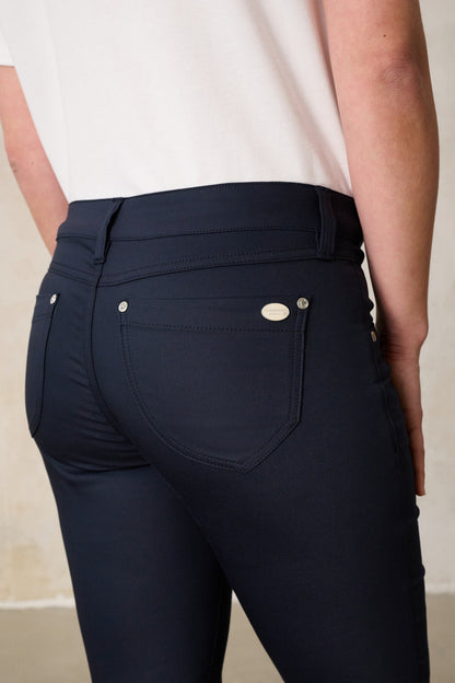 Merle Slim Fit Hose – Magdablau & Techno Stretch, mittlere Leibhöhe
