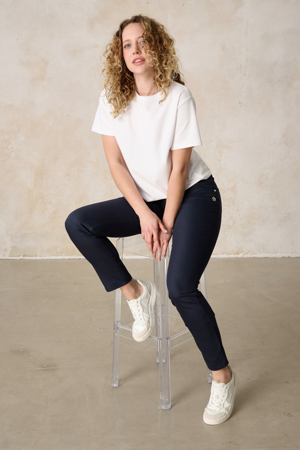 Merle Slim Fit Hose – Magdablau & Techno Stretch, mittlere Leibhöhe