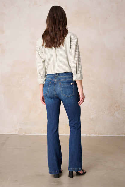 Melina – Bootcut Jeans in Donaublau mit mittlerer Leibhöhe