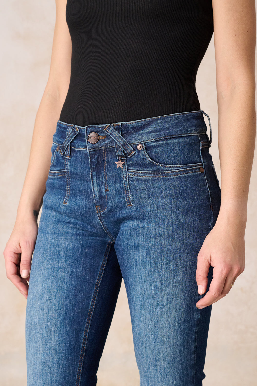 Melina – Bootcut Jeans in Donaublau mit mittlerer Leibhöhe