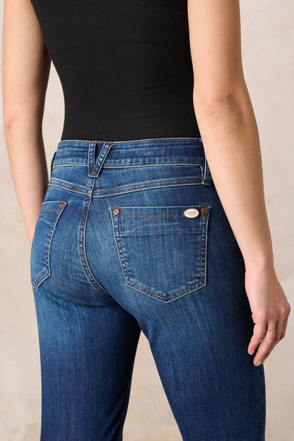 Melina – Bootcut Jeans in Donaublau mit mittlerer Leibhöhe